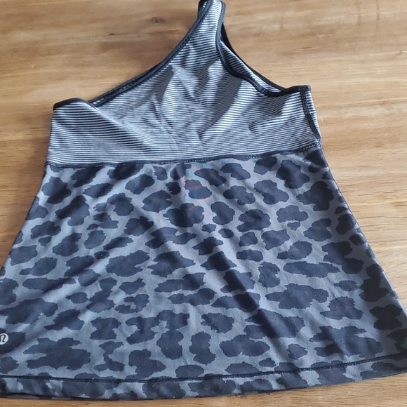 Lululemon top size Larger - Picture 3 of 4